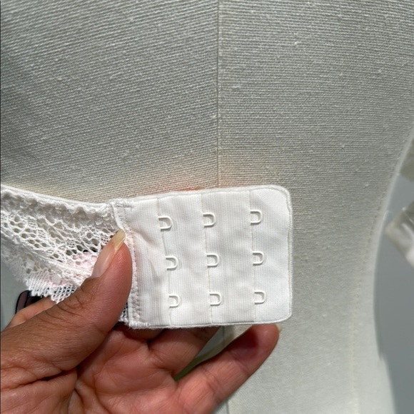 Victoria's Secret Size M White Lace Bralette with Crew Neckline Floral - Picture 8 of 9